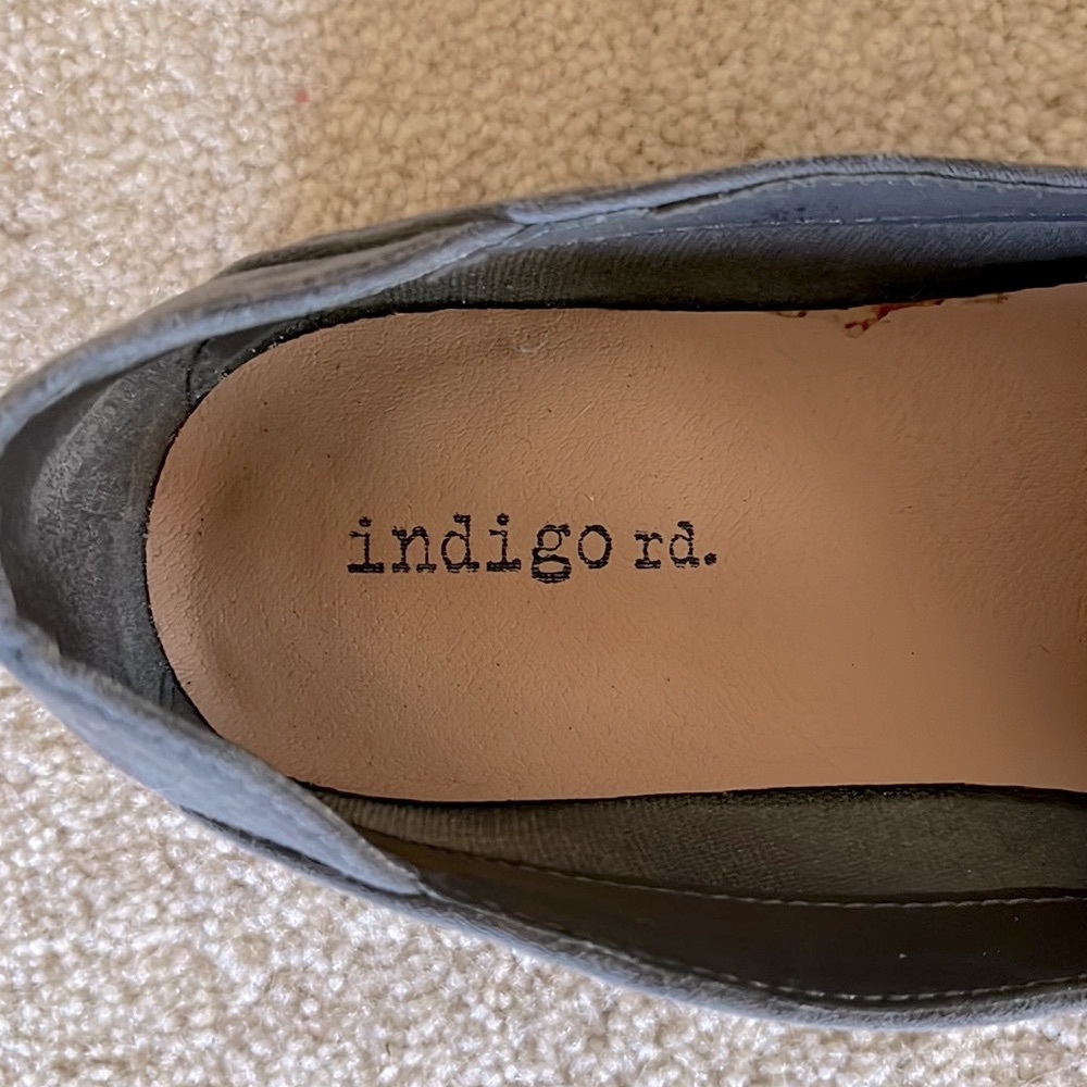 Grey  Flats. Faux suede, In good used condition. Size 8.5, Smoke Free home. - Picture 3 of 4
